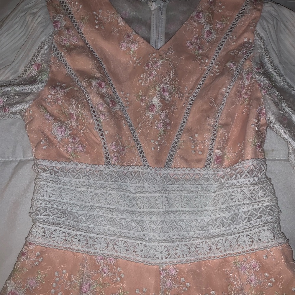 SOLD💕Embroidered romper - Picture 4 of 8